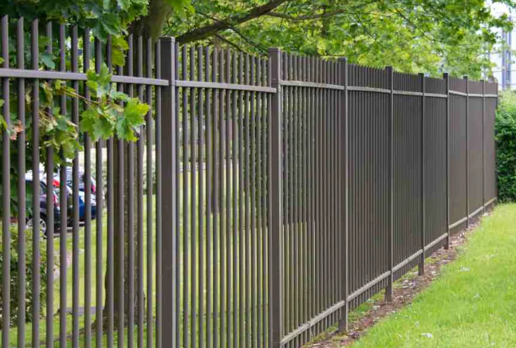 Choosing Wisely: Steel vs. Aluminum Tubular Fencing-2